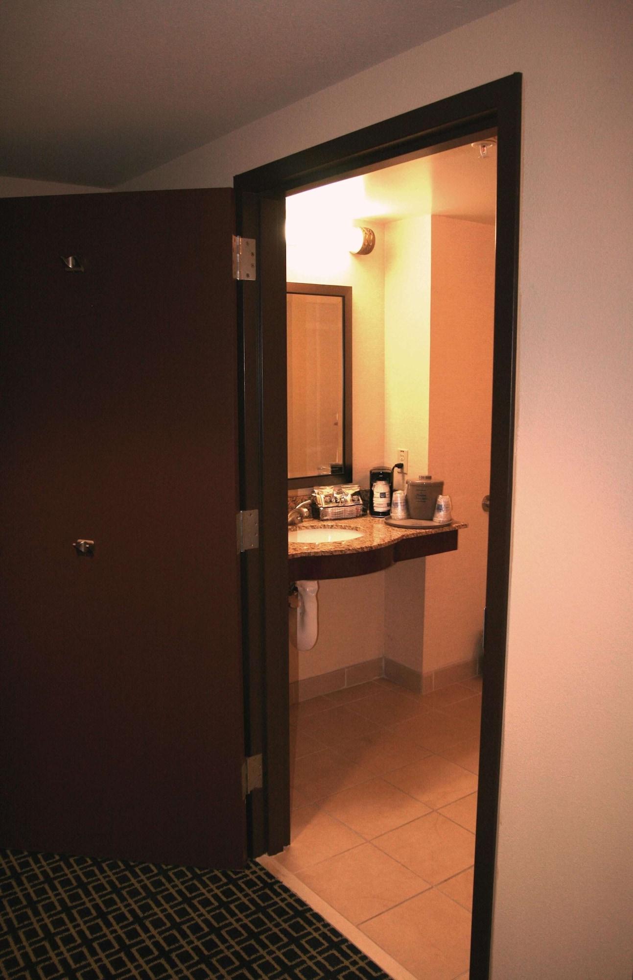 Hampton Inn & Suites Ленчестър Екстериор снимка