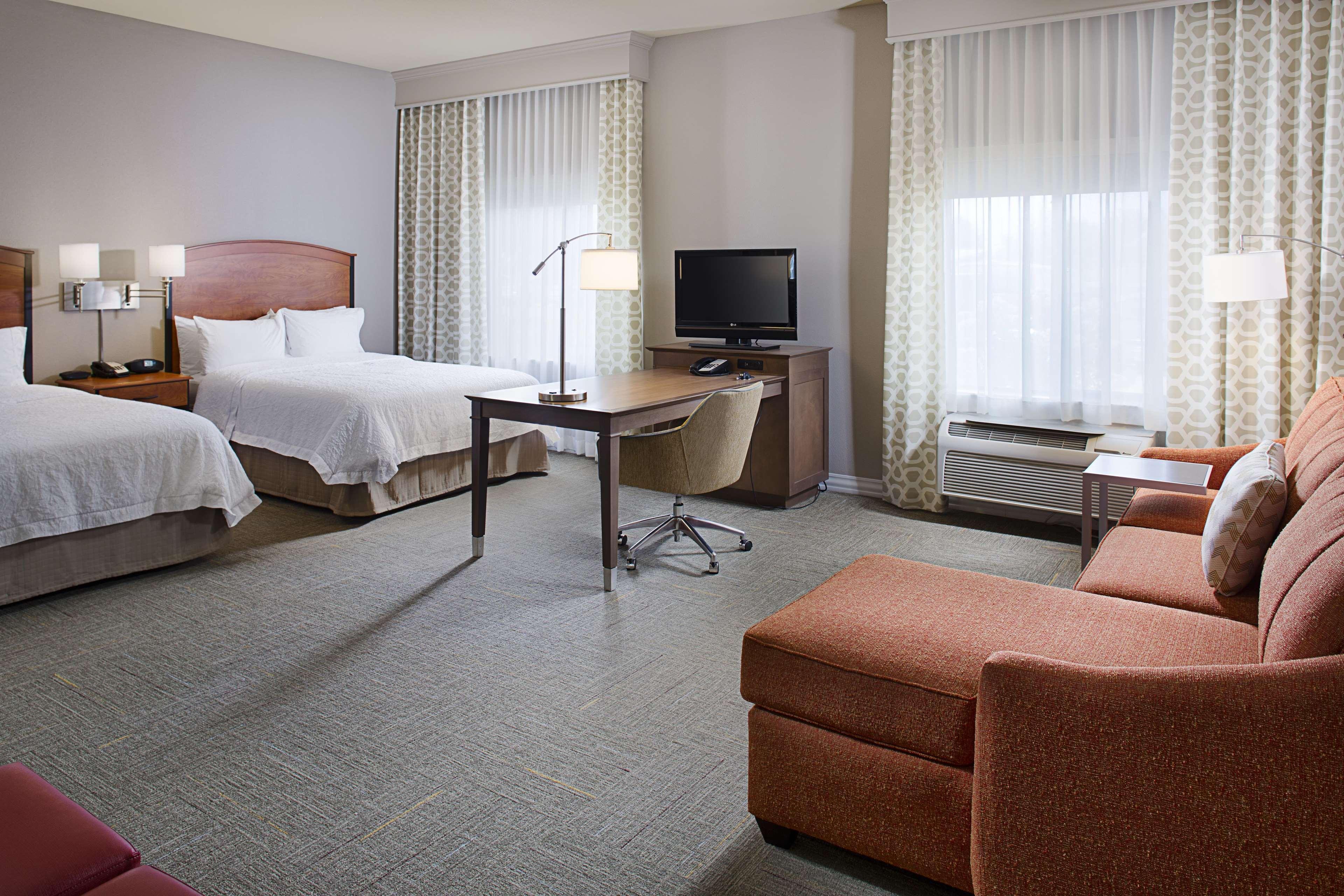 Hampton Inn & Suites Ленчестър Екстериор снимка
