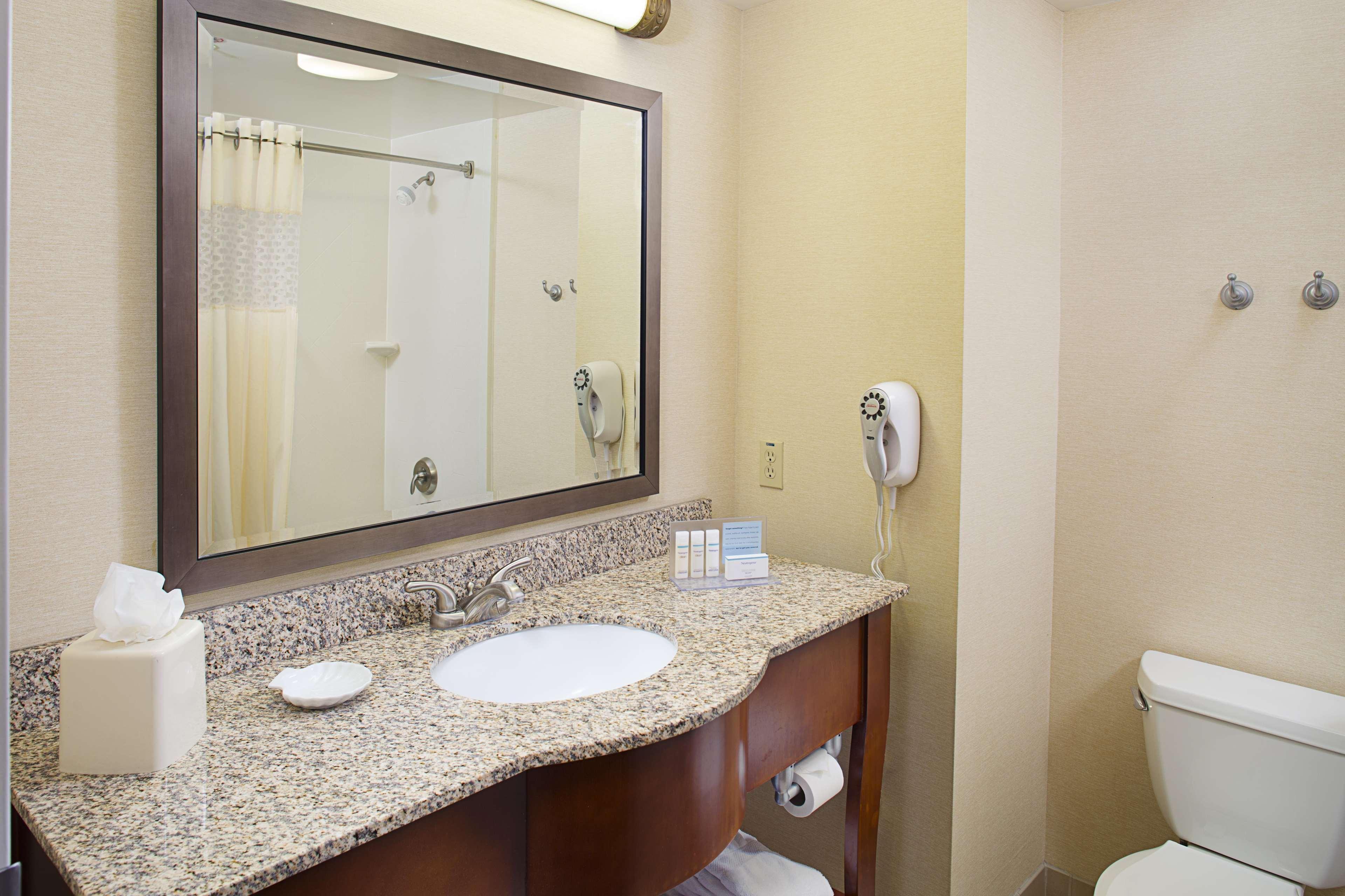 Hampton Inn & Suites Ленчестър Екстериор снимка