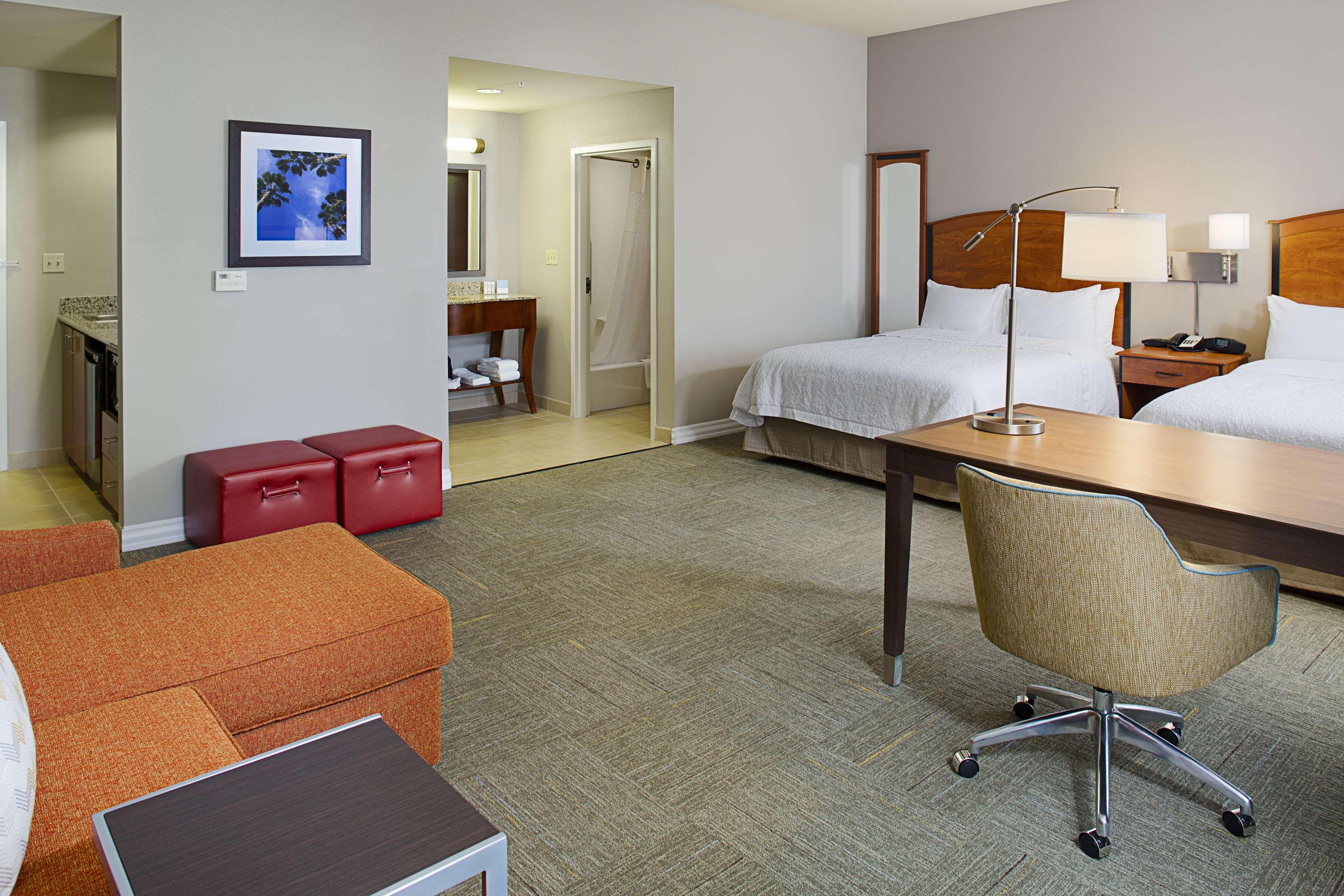Hampton Inn & Suites Ленчестър Екстериор снимка