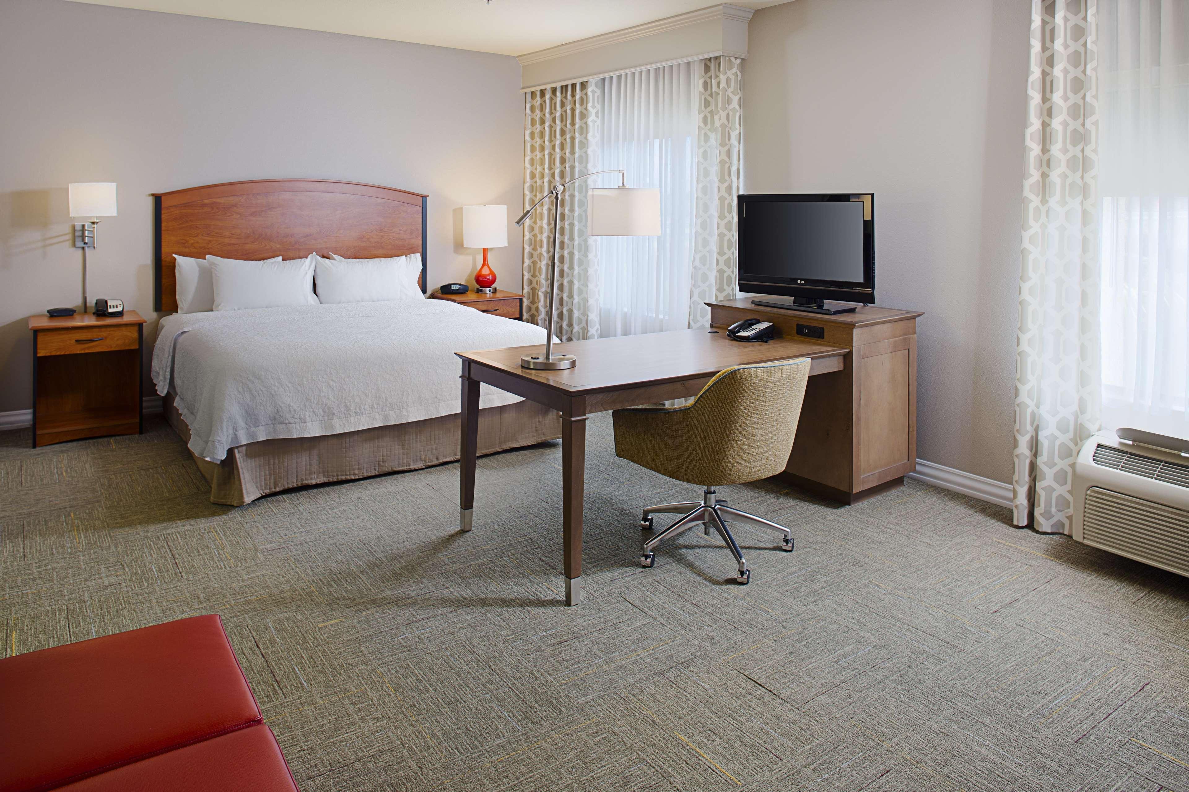 Hampton Inn & Suites Ленчестър Екстериор снимка