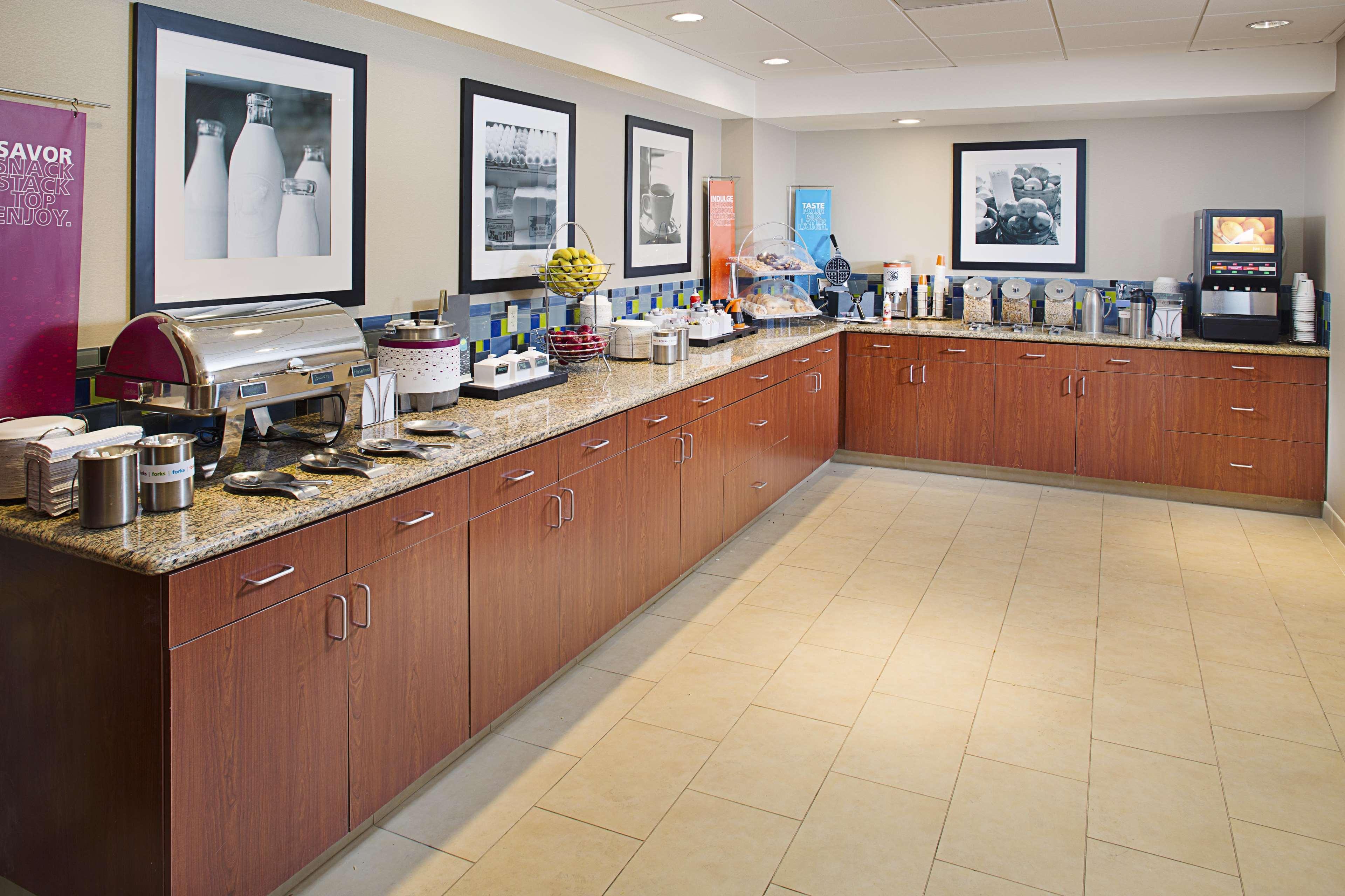 Hampton Inn & Suites Ленчестър Екстериор снимка