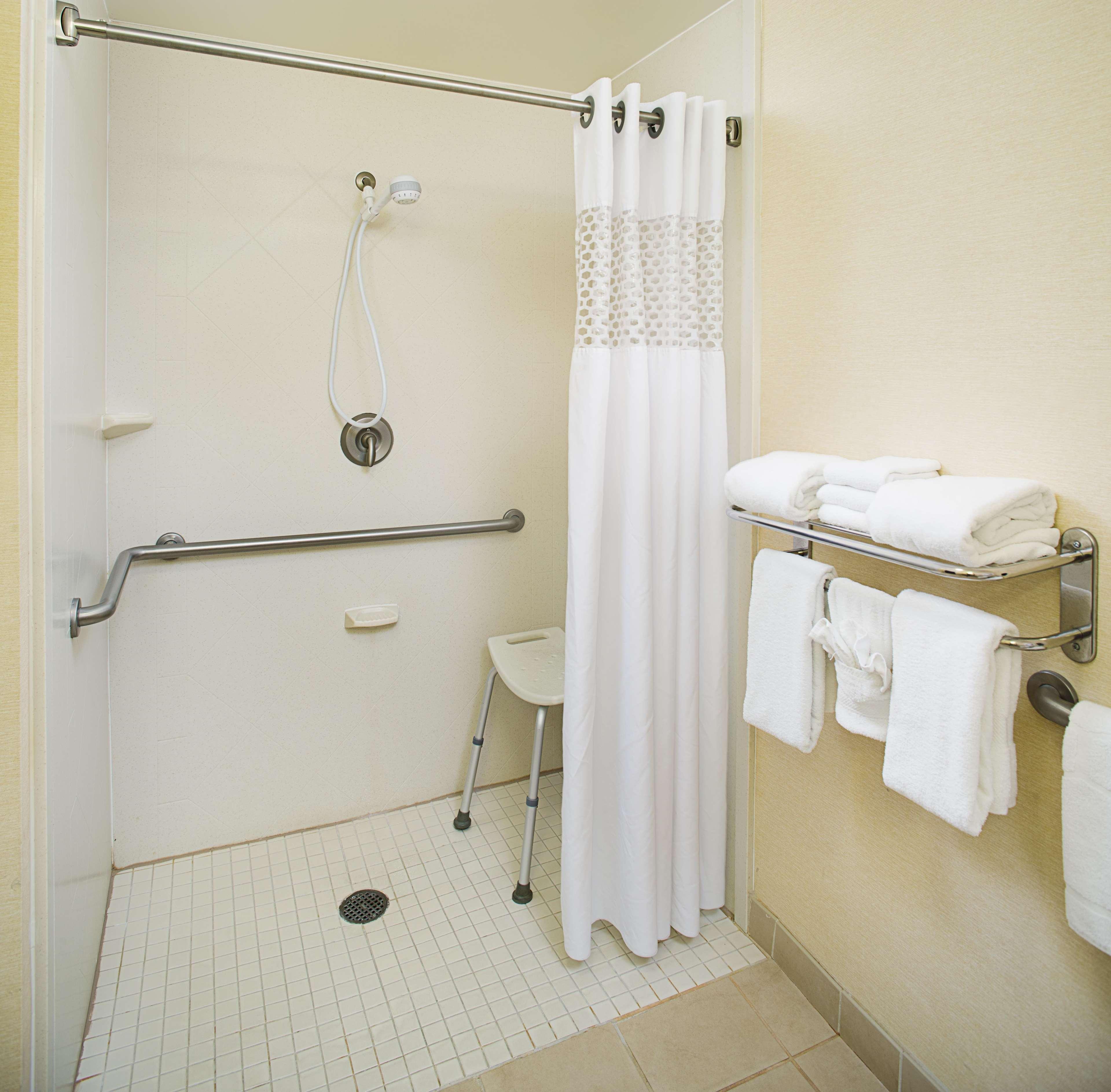 Hampton Inn & Suites Ленчестър Екстериор снимка