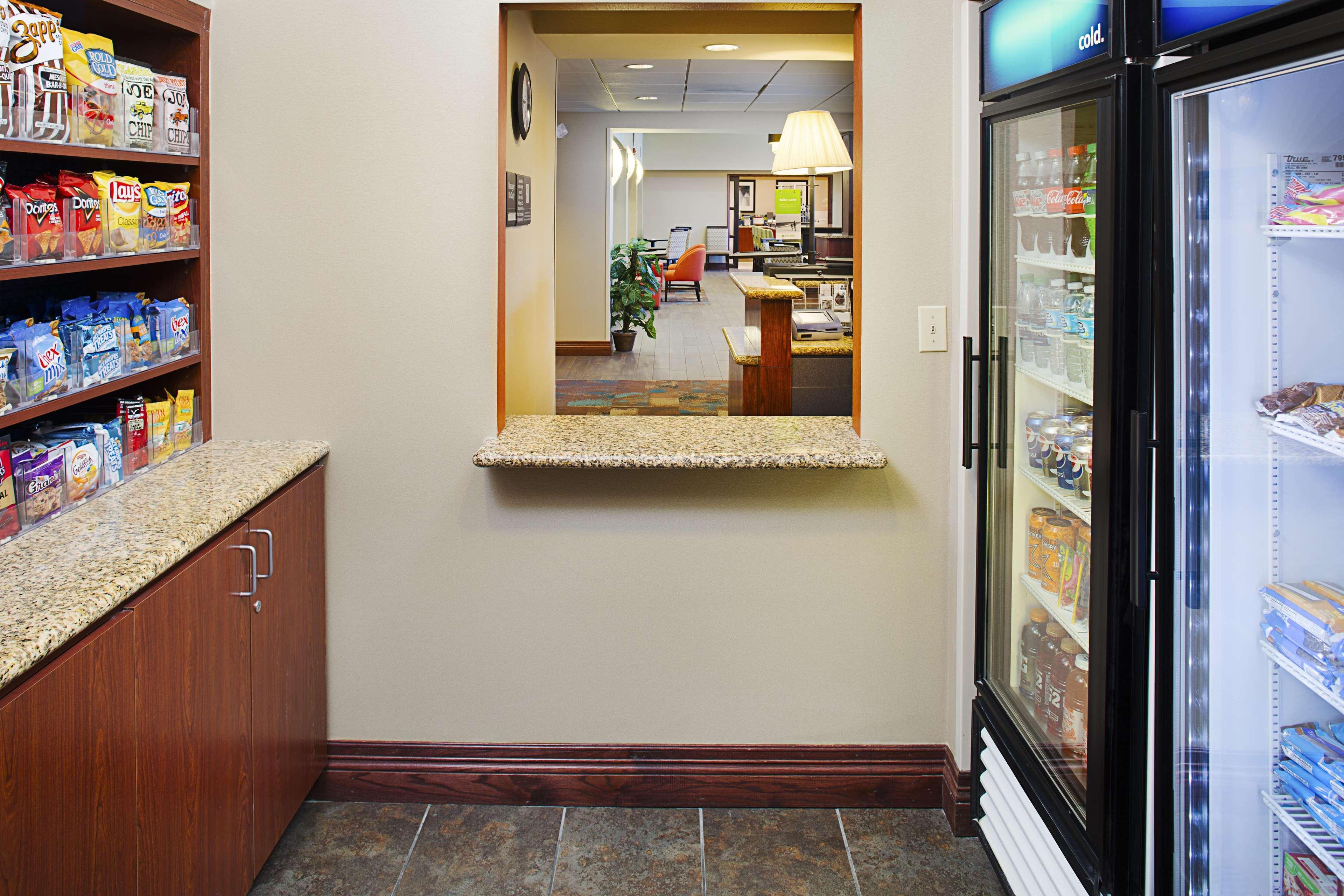 Hampton Inn & Suites Ленчестър Екстериор снимка