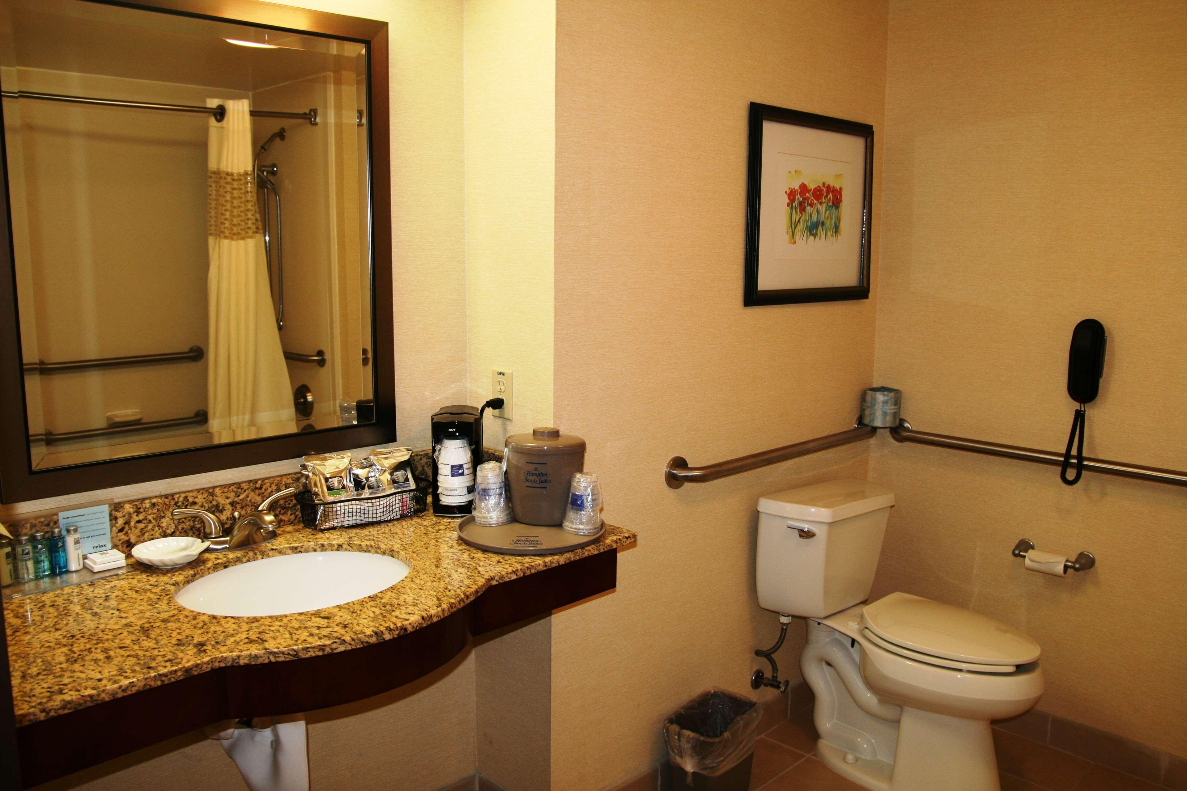 Hampton Inn & Suites Ленчестър Екстериор снимка