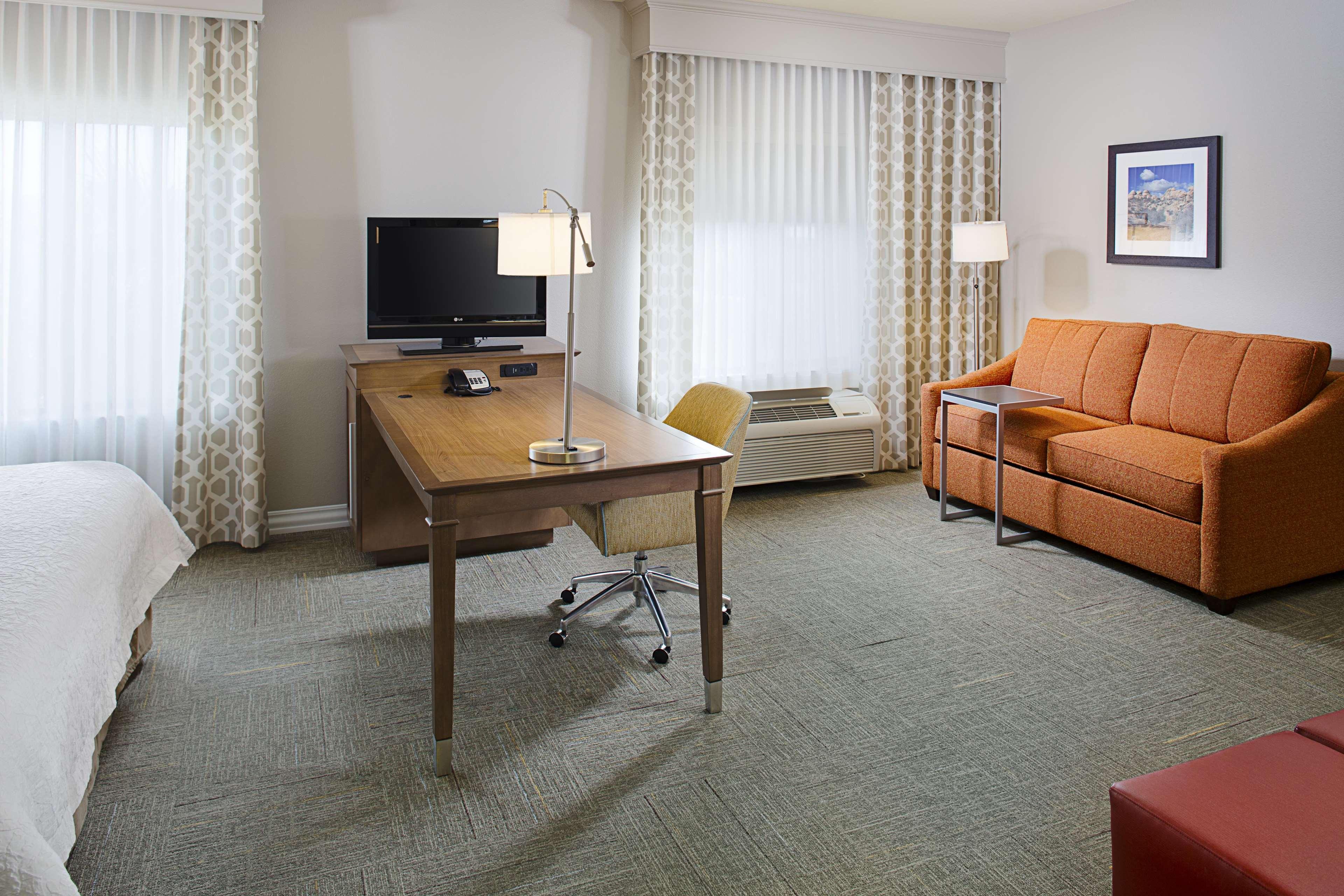 Hampton Inn & Suites Ленчестър Екстериор снимка