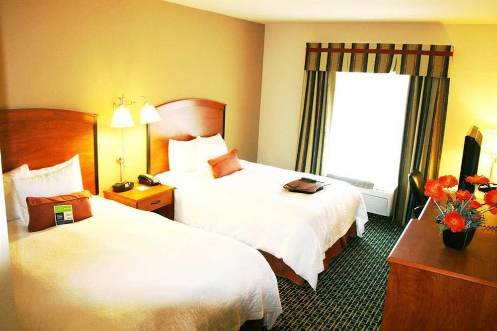 Hampton Inn & Suites Ленчестър Стая снимка