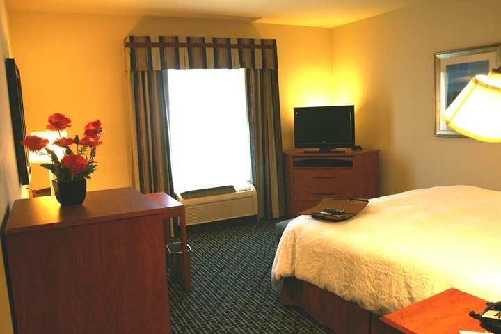 Hampton Inn & Suites Ленчестър Стая снимка