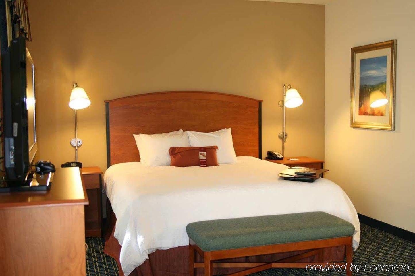 Hampton Inn & Suites Ленчестър Екстериор снимка